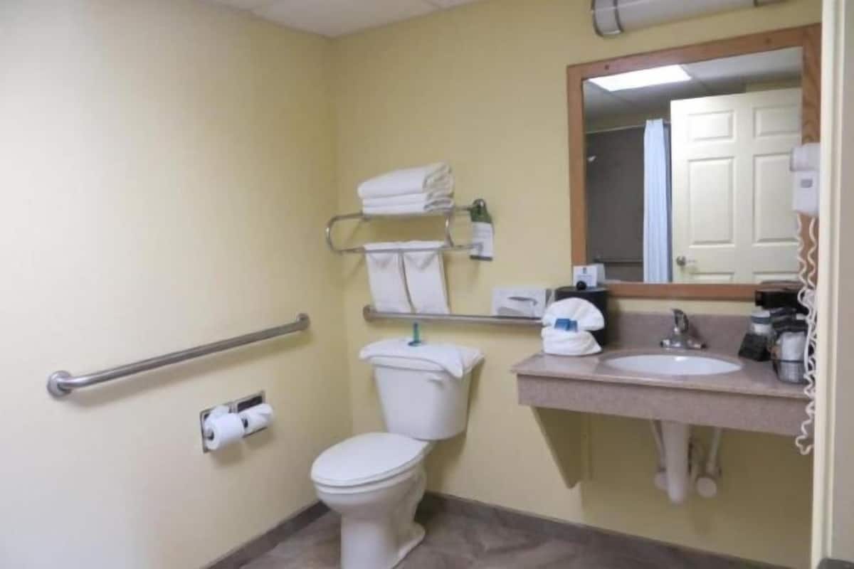 Articles de toilette gratuits, sĂšche-cheveux, serviettes fournies, savon