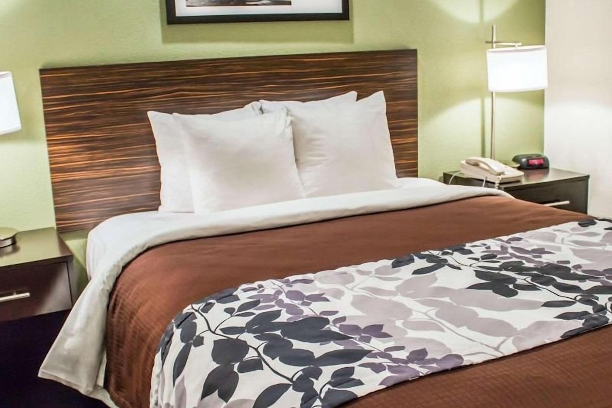 Desk, iron/ironing board, WiFi (free), alarm clocks
