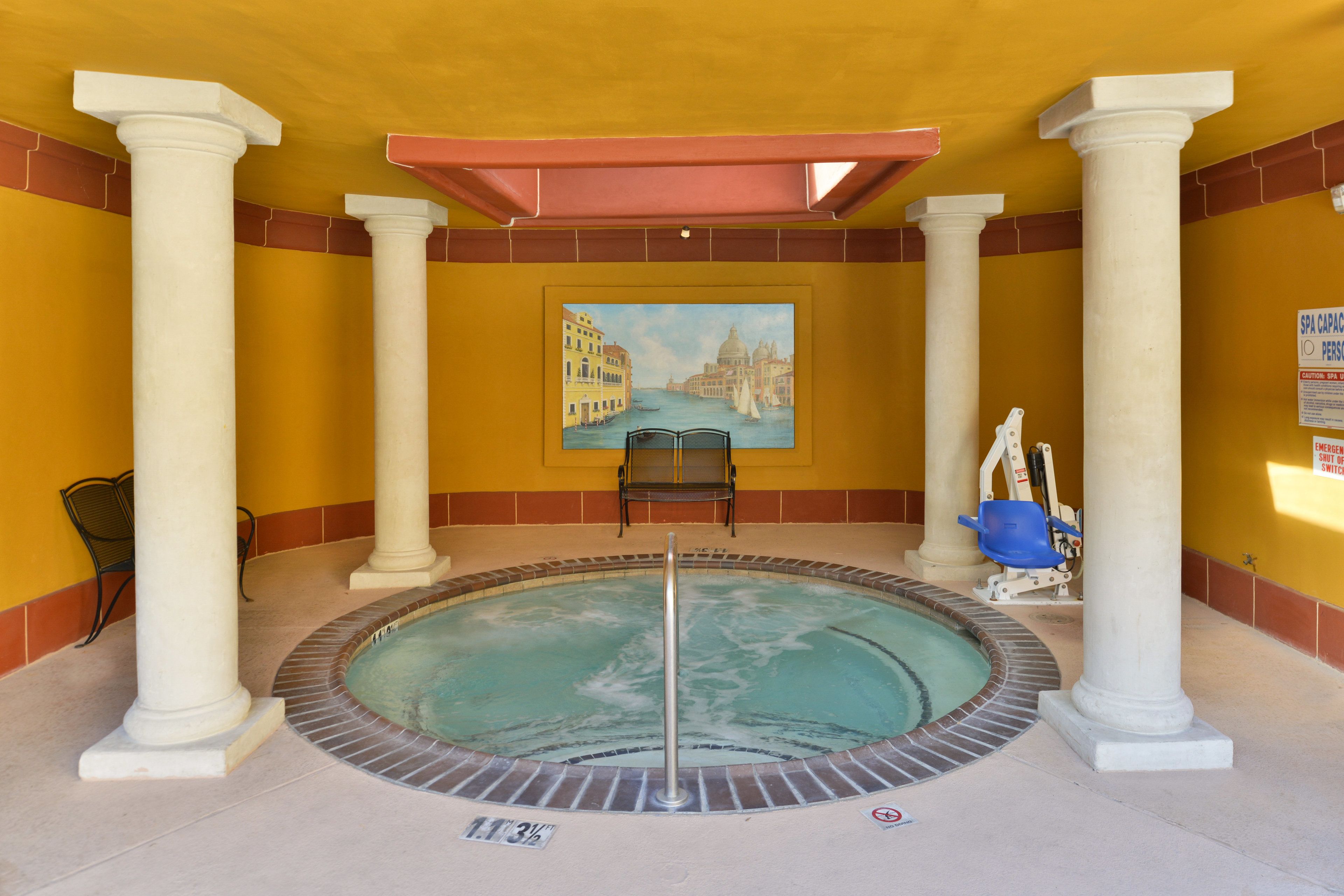 Utomhuspool och solstolar