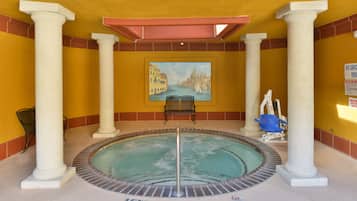 Utomhuspool och solstolar