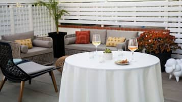 Ulkouima-allas avoinna 8.00–21.00, aurinkovarjoja, aurinkotuoleja