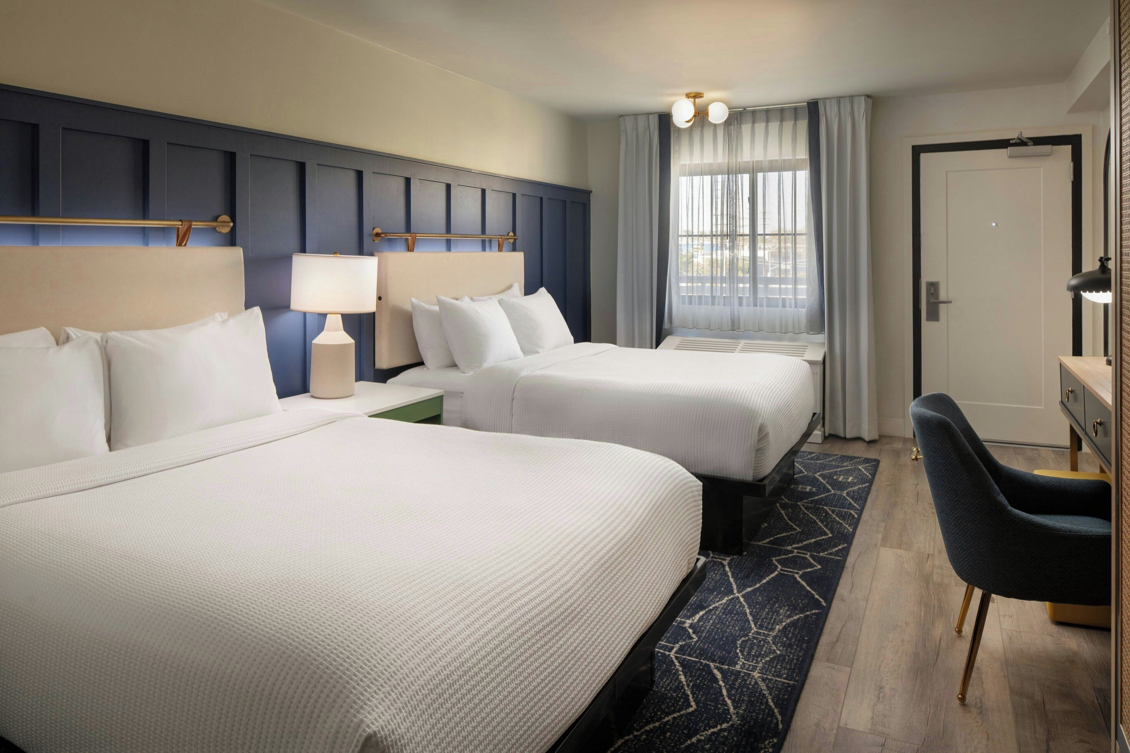 高級寢具、羽絨被、客房內保險箱、書桌