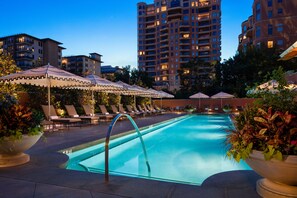 Piscine extérieure, parasols de plage, chaises longues