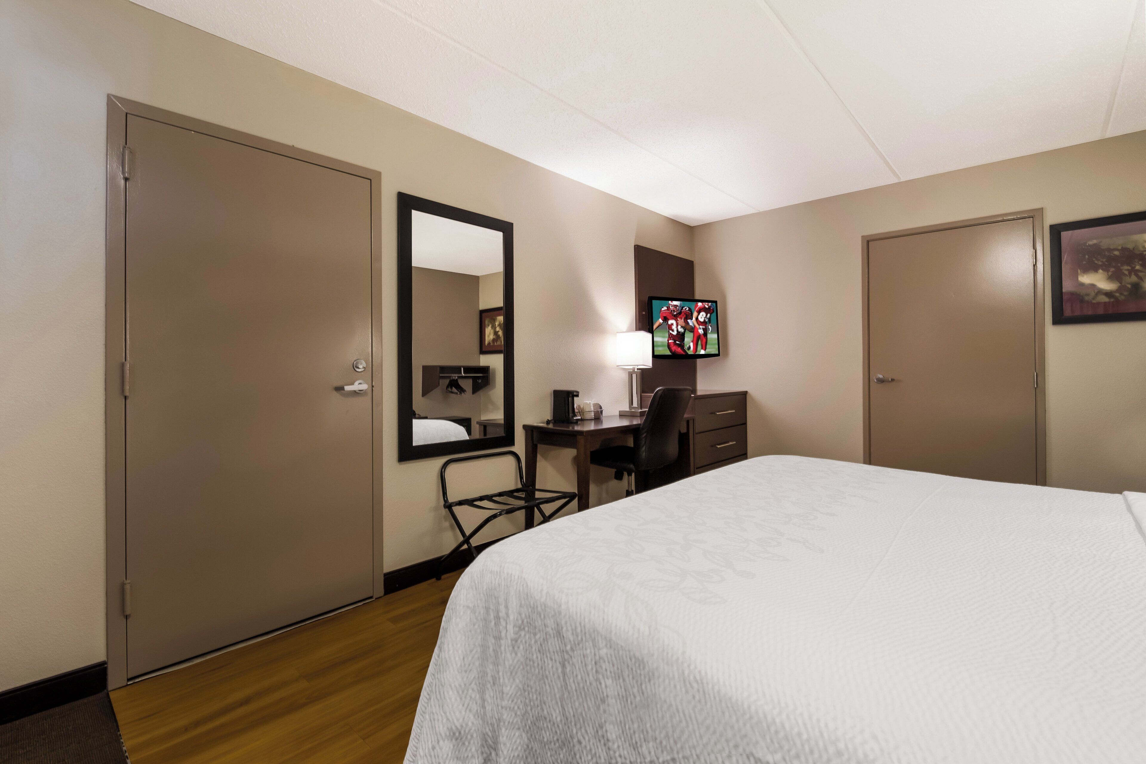 deluxe room, 1 king bed, accessible (smoke free) | blackout curtains, iron/ironing board, free wifi, bed sheets