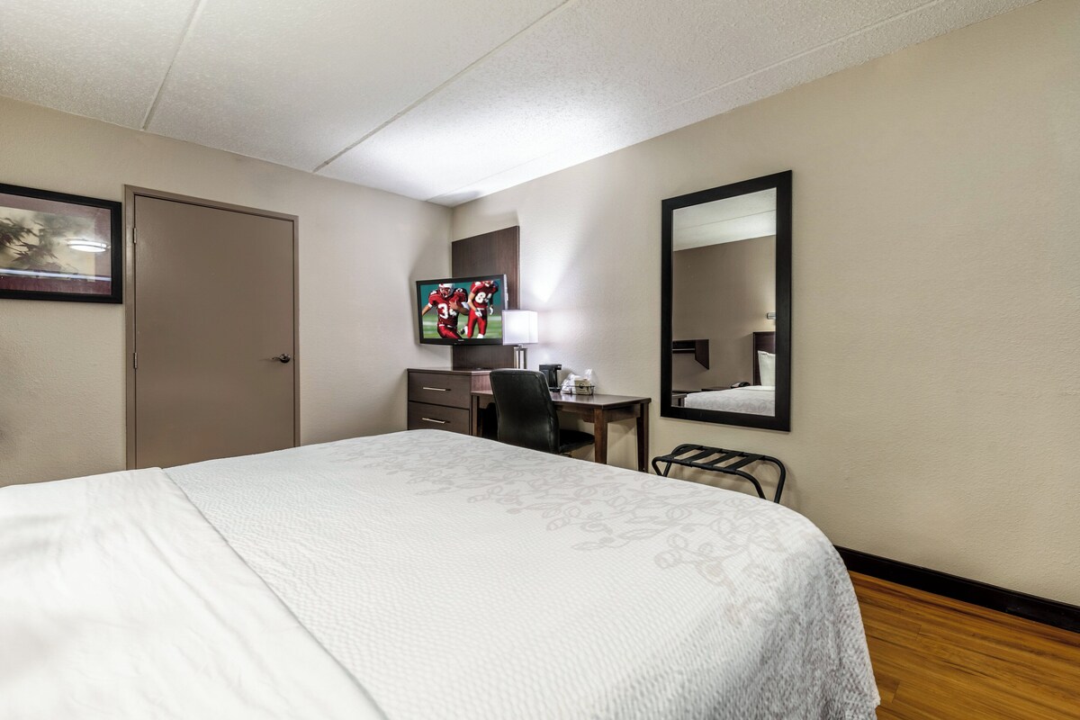 Habitación Deluxe, 1 cama de matrimonio grande (Smoke Free) | Cortinas opacas, tabla de planchar con plancha, wifi gratis