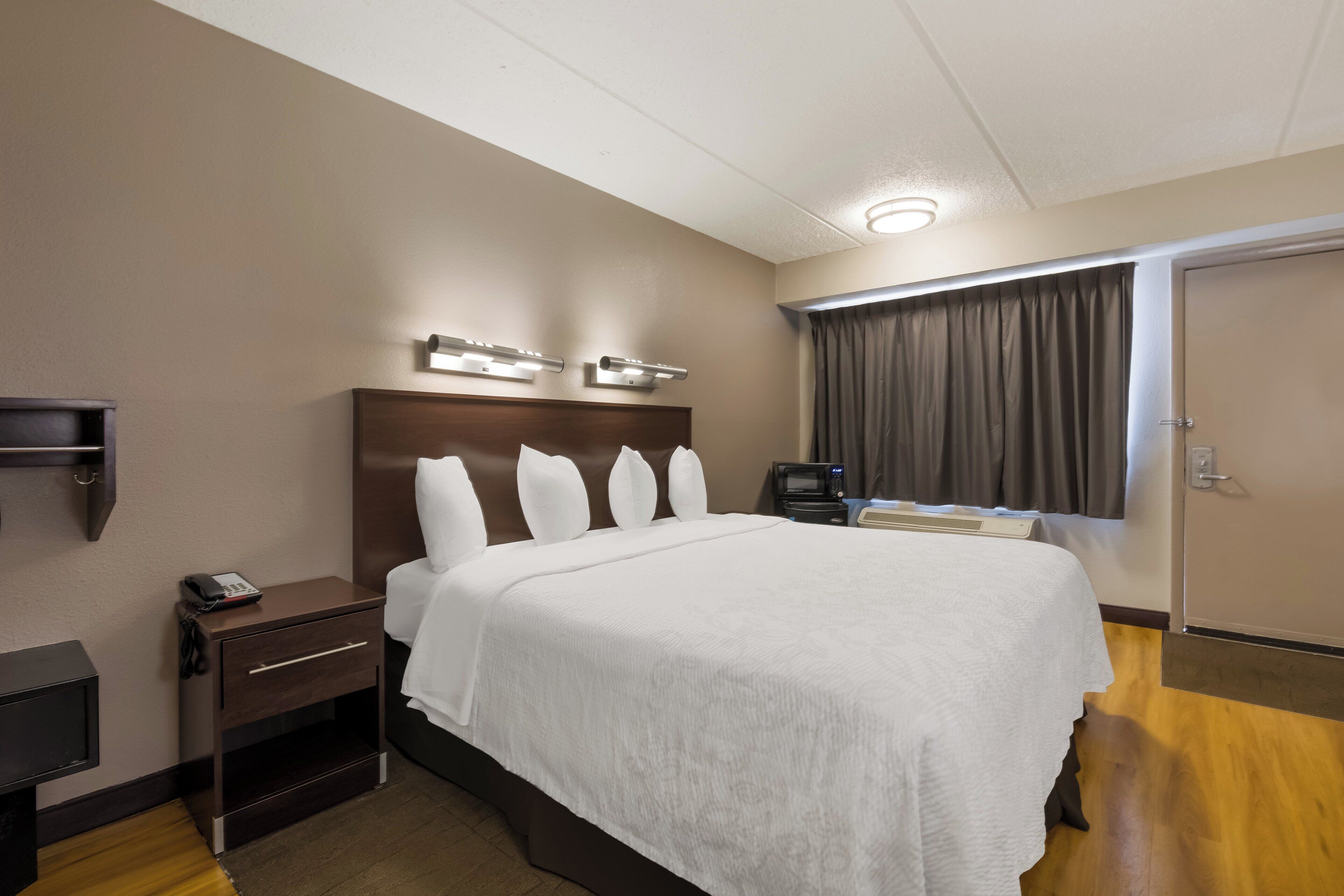 deluxe room, 1 king bed, accessible (smoke free) | blackout curtains, iron/ironing board, free wifi, bed sheets