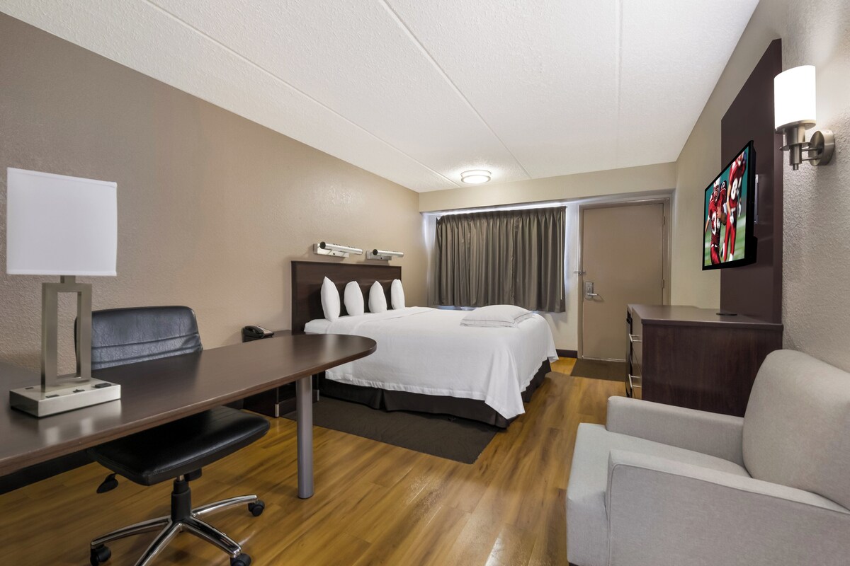 Habitación Premium, 1 cama de matrimonio grande (Upgraded Bedding & Snack, Smoke Free) | Cortinas opacas, tabla de planchar con plancha, wifi gratis