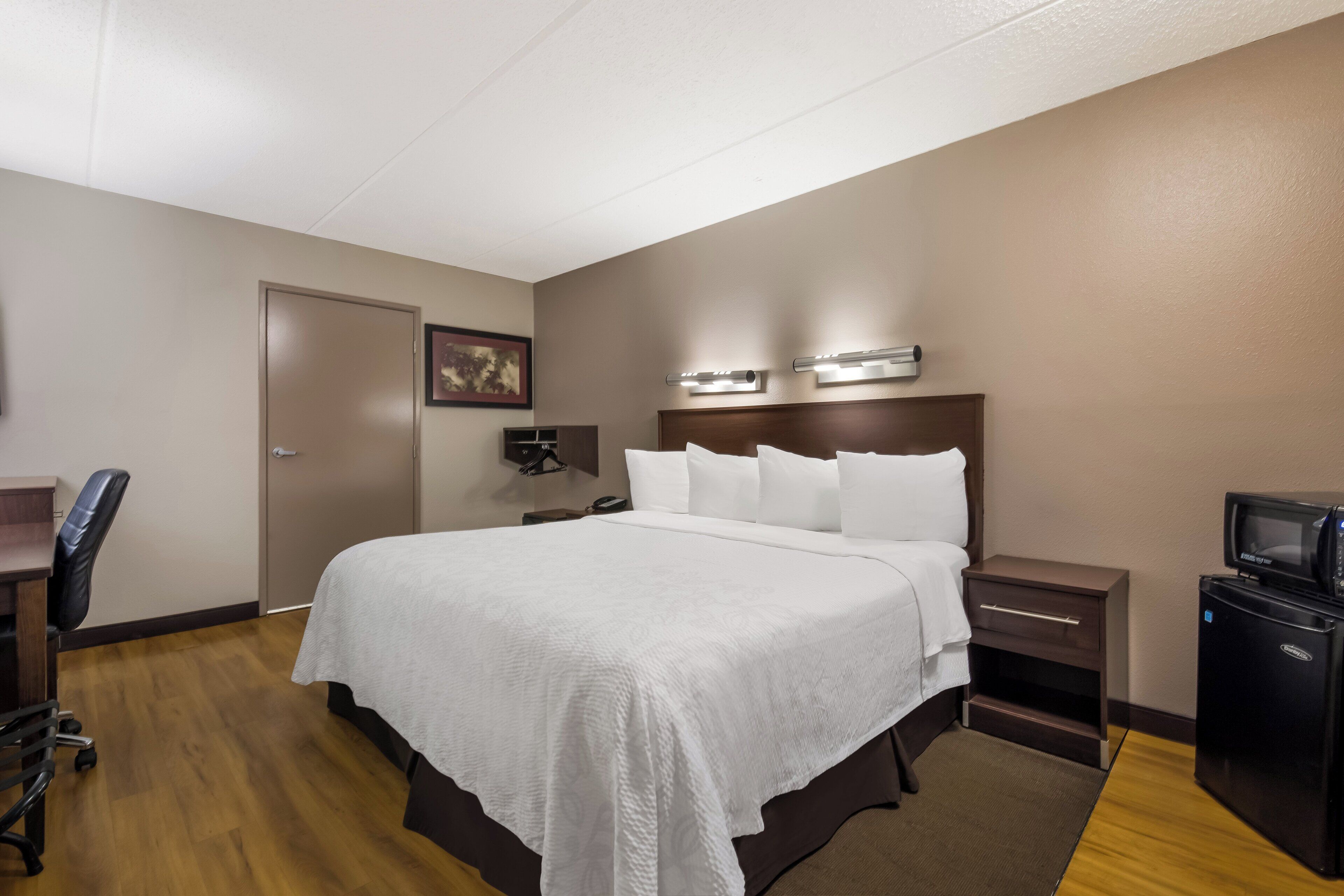 deluxe room, 1 king bed, accessible (smoke free) | blackout curtains, iron/ironing board, free wifi, bed sheets