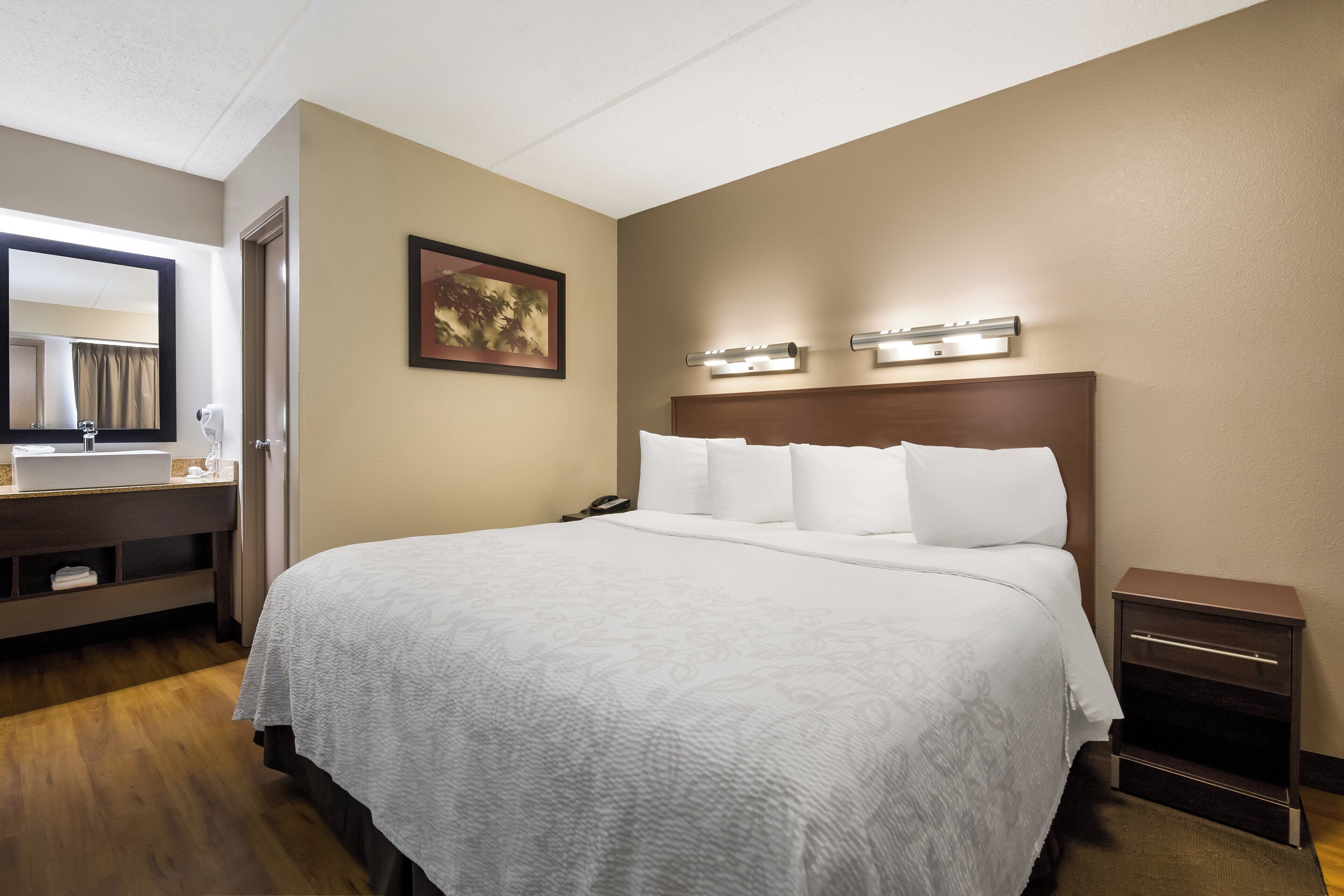 standard room, 1 king bed (smoke free) | blackout curtains, iron/ironing board, free wifi, bed sheets