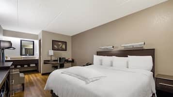 Chambre Premium, 1 trĂšs grand lit (Upgraded Bedding & Snack, Smoke Free) | Rideaux occultants, fer et planche Ă repasser, Wi-Fi gratuit