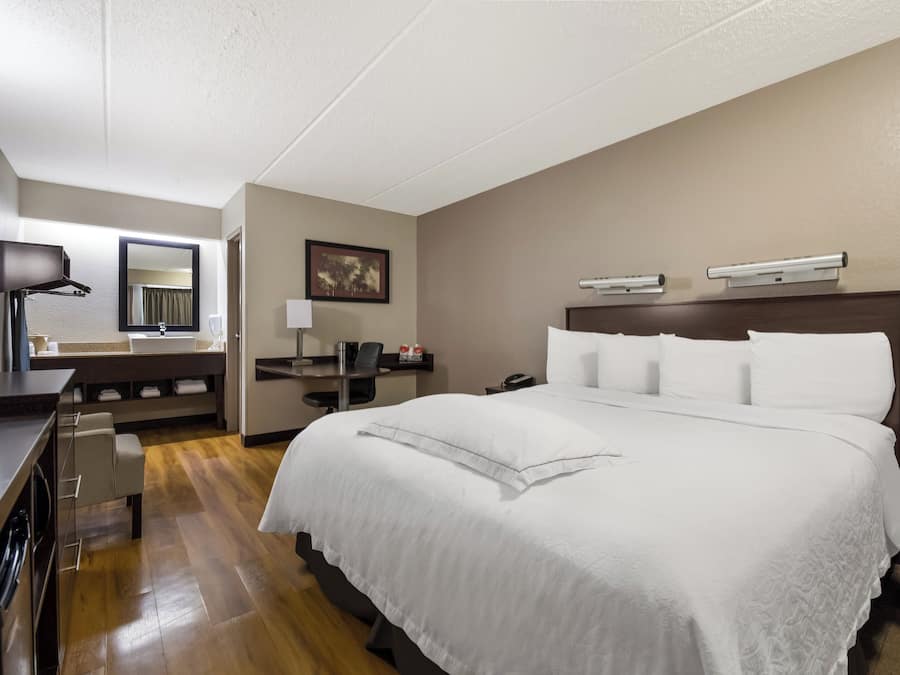 Premium kamer, 1 kingsize bed (Upgraded Bedding & Snack, Smoke Free) | Verduisterende gordijnen, een strijkplank/strijkijzer, gratis wifi