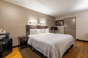 Habitación Deluxe, 1 cama de matrimonio grande (Smoke Free) | Baño | Artículos de higiene personal gratuitos, secador de pelo y toallas