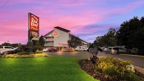 A hotel with a large sign advertising 'Red Roof Plus' and 'Park & Fly Packages Available.' - Red Roof Inn PLUS+ Nashville Airport (Nashville)
