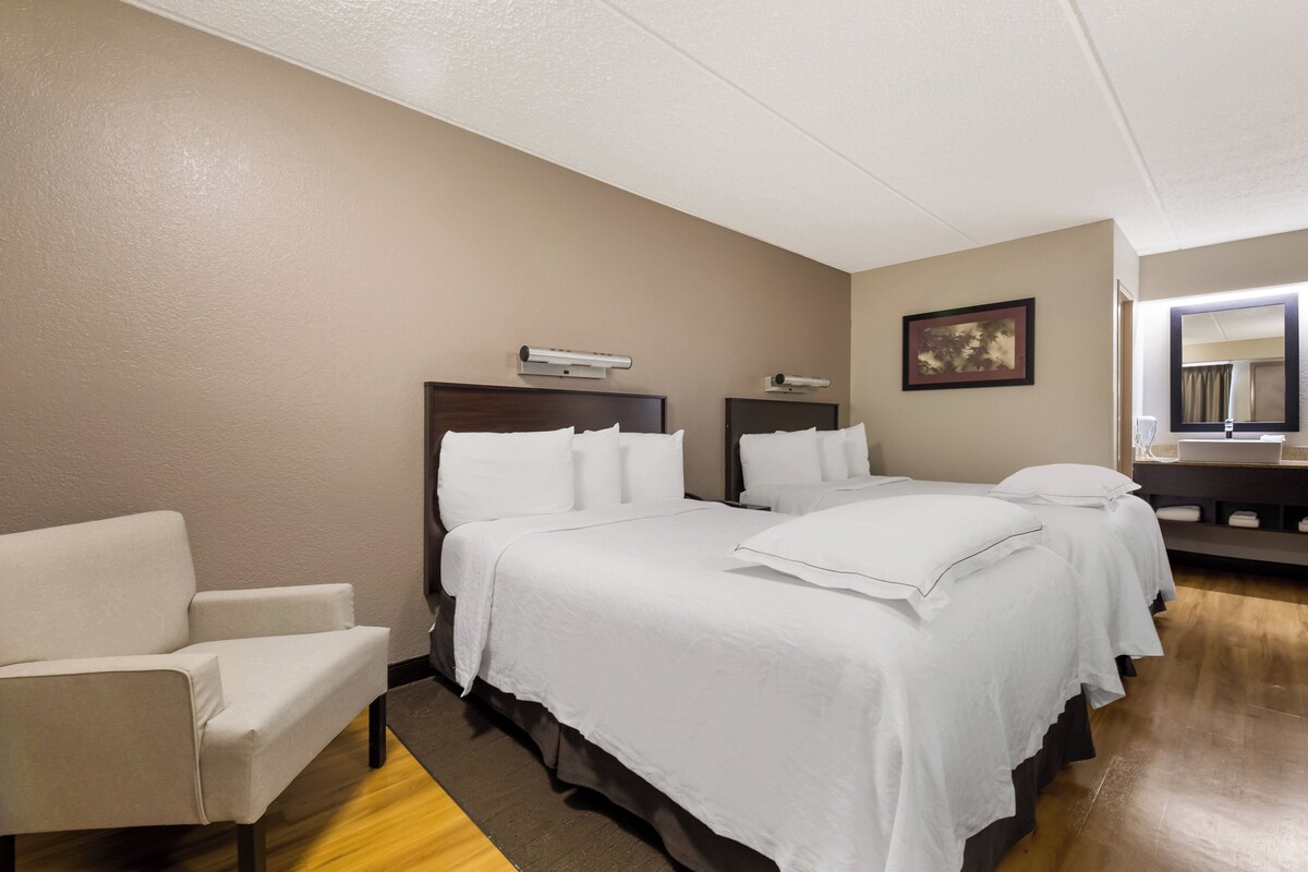 Habitación Premium, 2 camas dobles (Upgraded Bedding & Snack, Smoke Free) | Cortinas opacas, tabla de planchar con plancha, wifi gratis