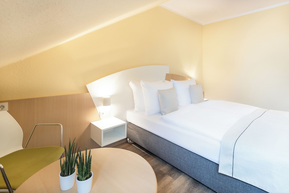 Standaard kamer, 1 queensize bed | Een kluis op de kamer, een bureau, een laptopwerkplek