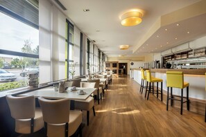 Daily buffet breakfast (EUR 17 per person) - Garner Hotel Erlangen Süd by IHG (Erlangen)