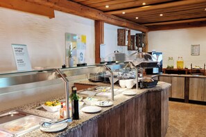 Desayuno buffet (EUR 16 por persona) 