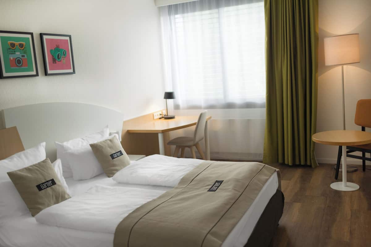 Standard Room, 1 Queen Bed | In-room safe, desk, laptop workspace, blackout drapes