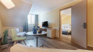 Sviitti, 1 makuuhuone | Tallelokero huoneessa, työpöytä