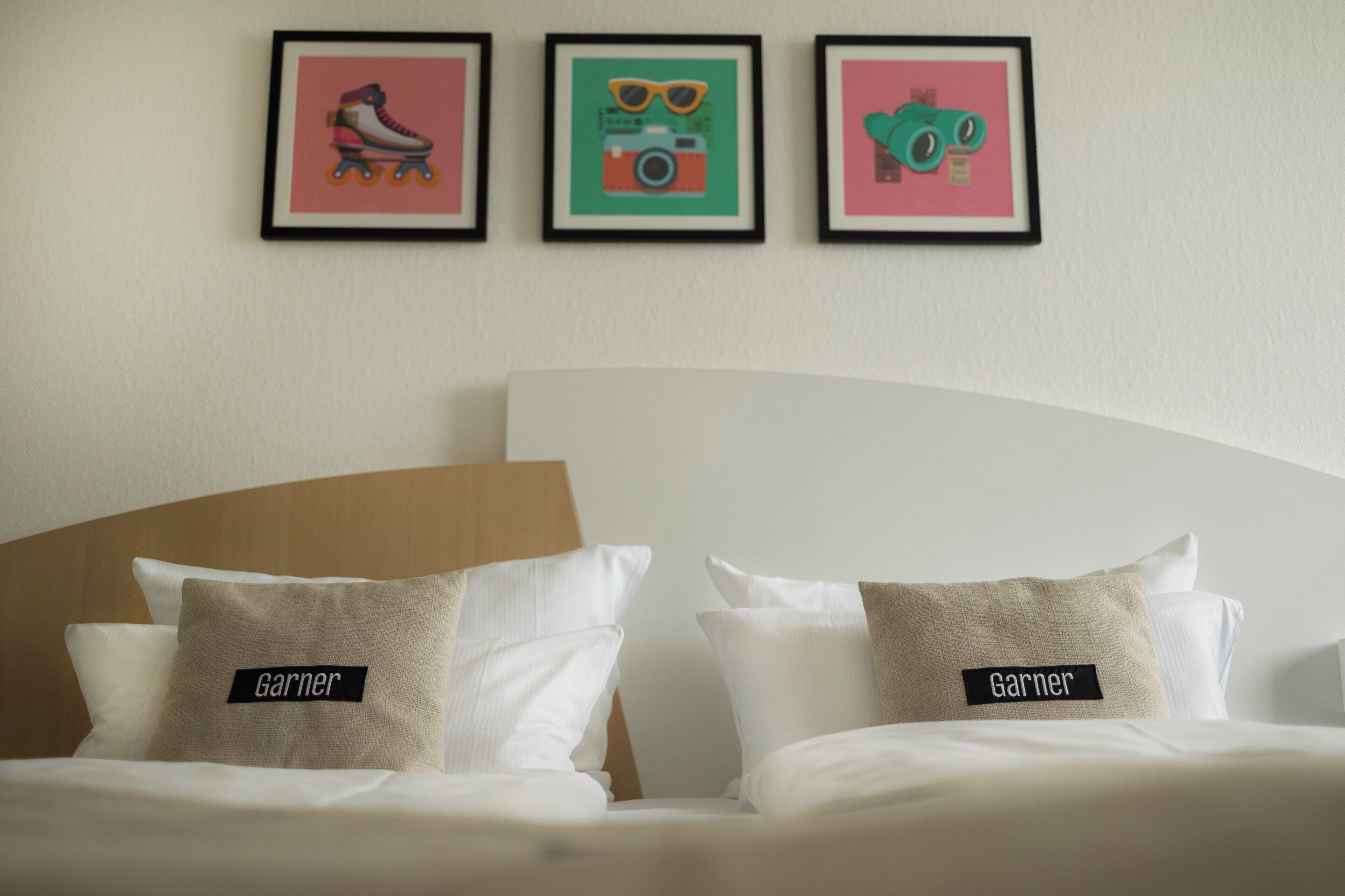 Standard Room, 1 Queen Bed | In-room safe, desk, laptop workspace, blackout drapes