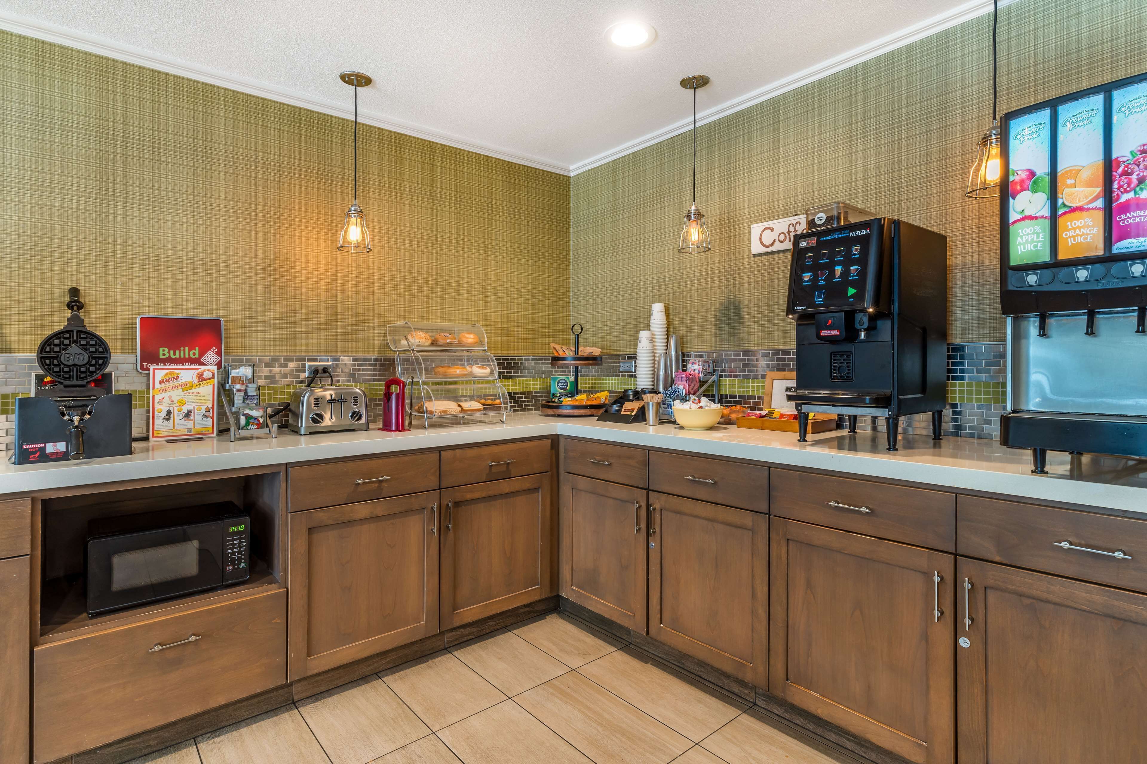 free daily full breakfast