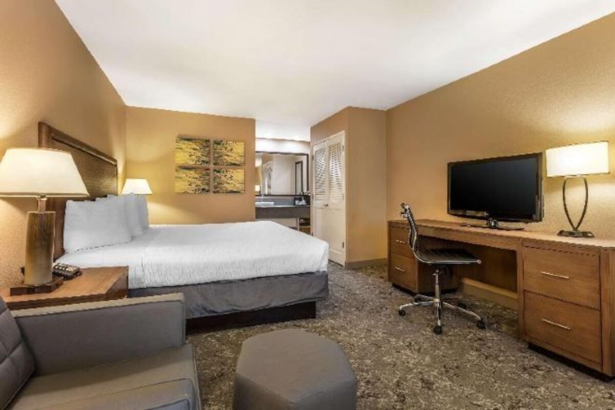 Desk, iron/ironing board, WiFi (free), bed sheets