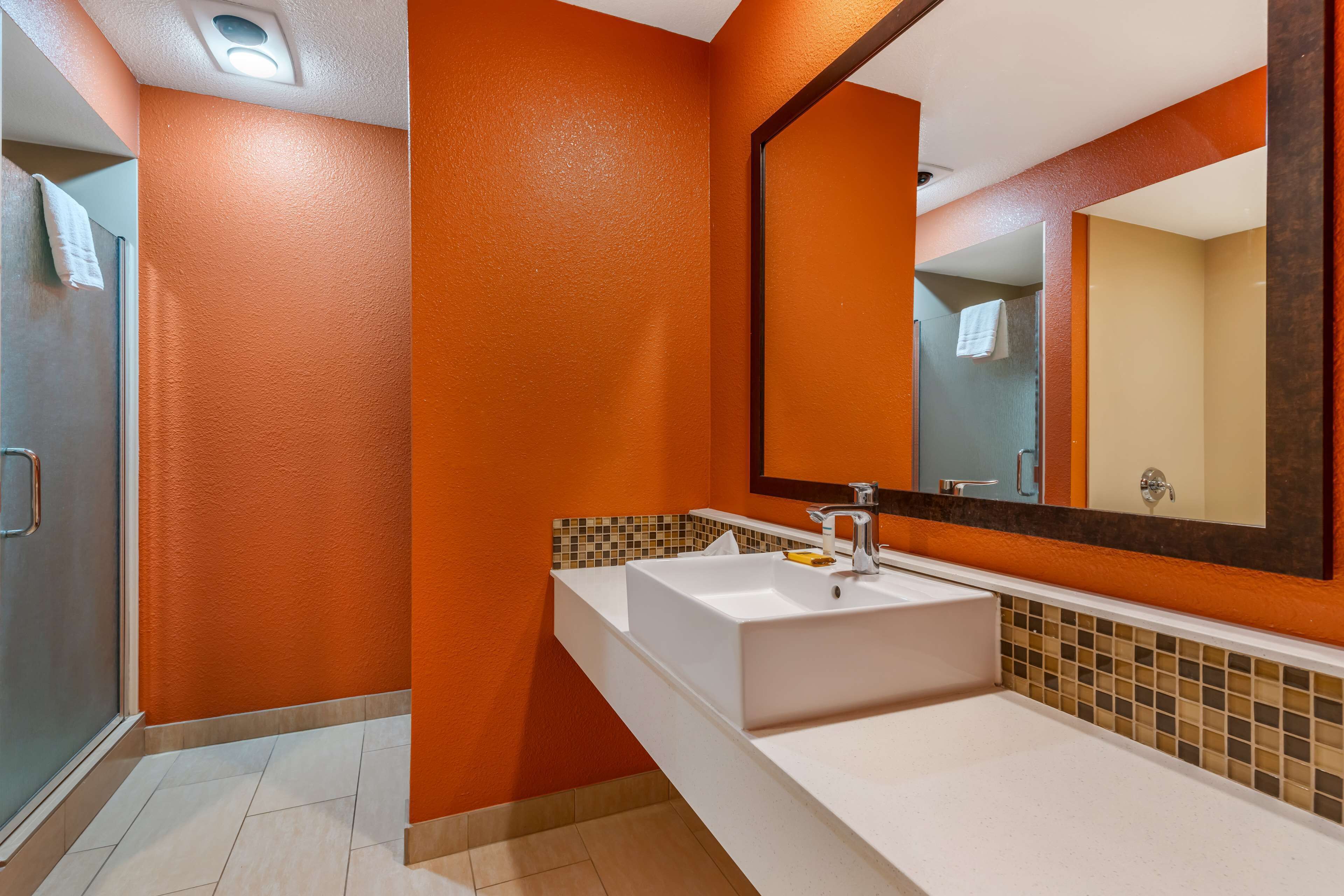 combined shower/bathtub, eco-friendly toiletries, hair dryer, towels