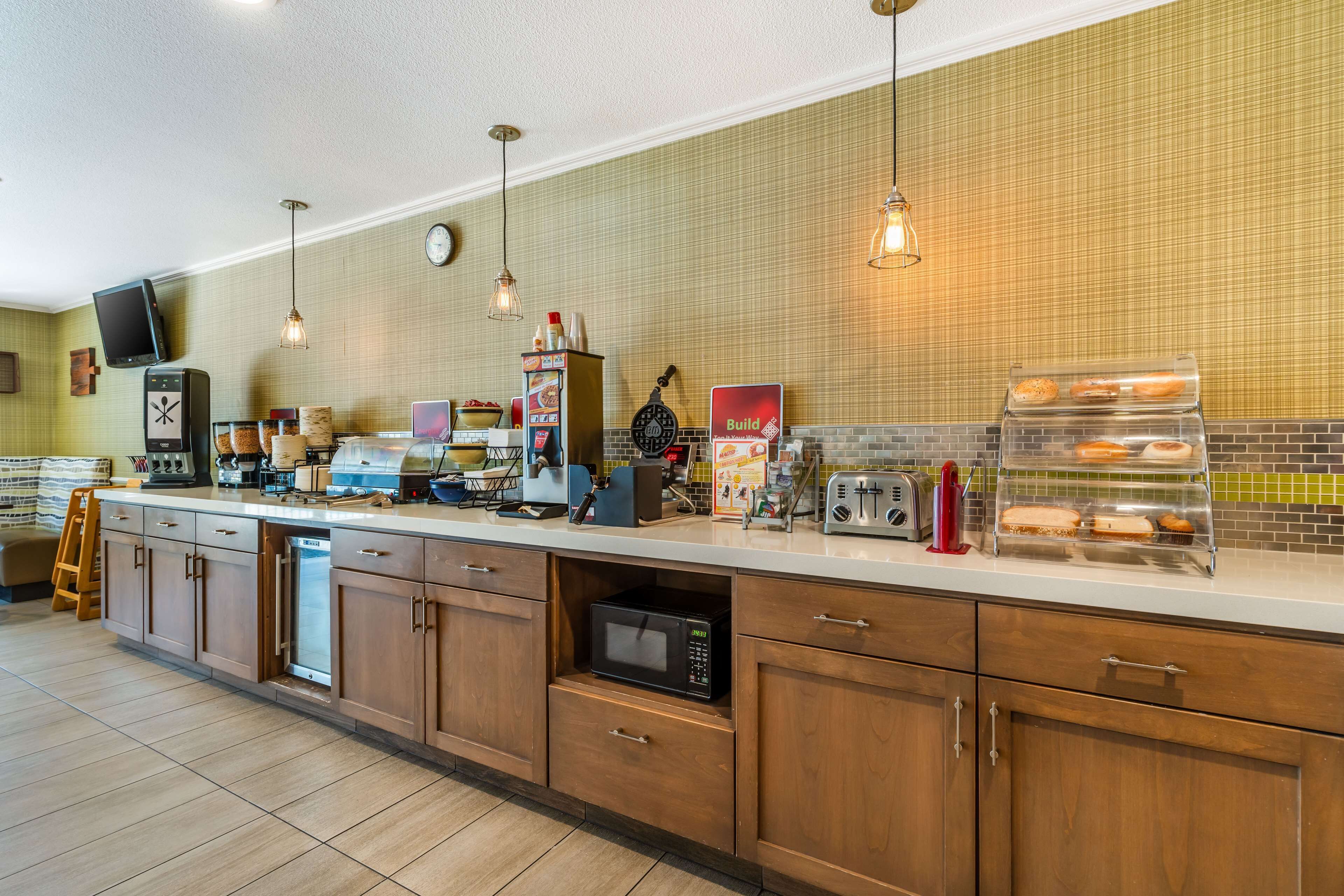 free daily full breakfast