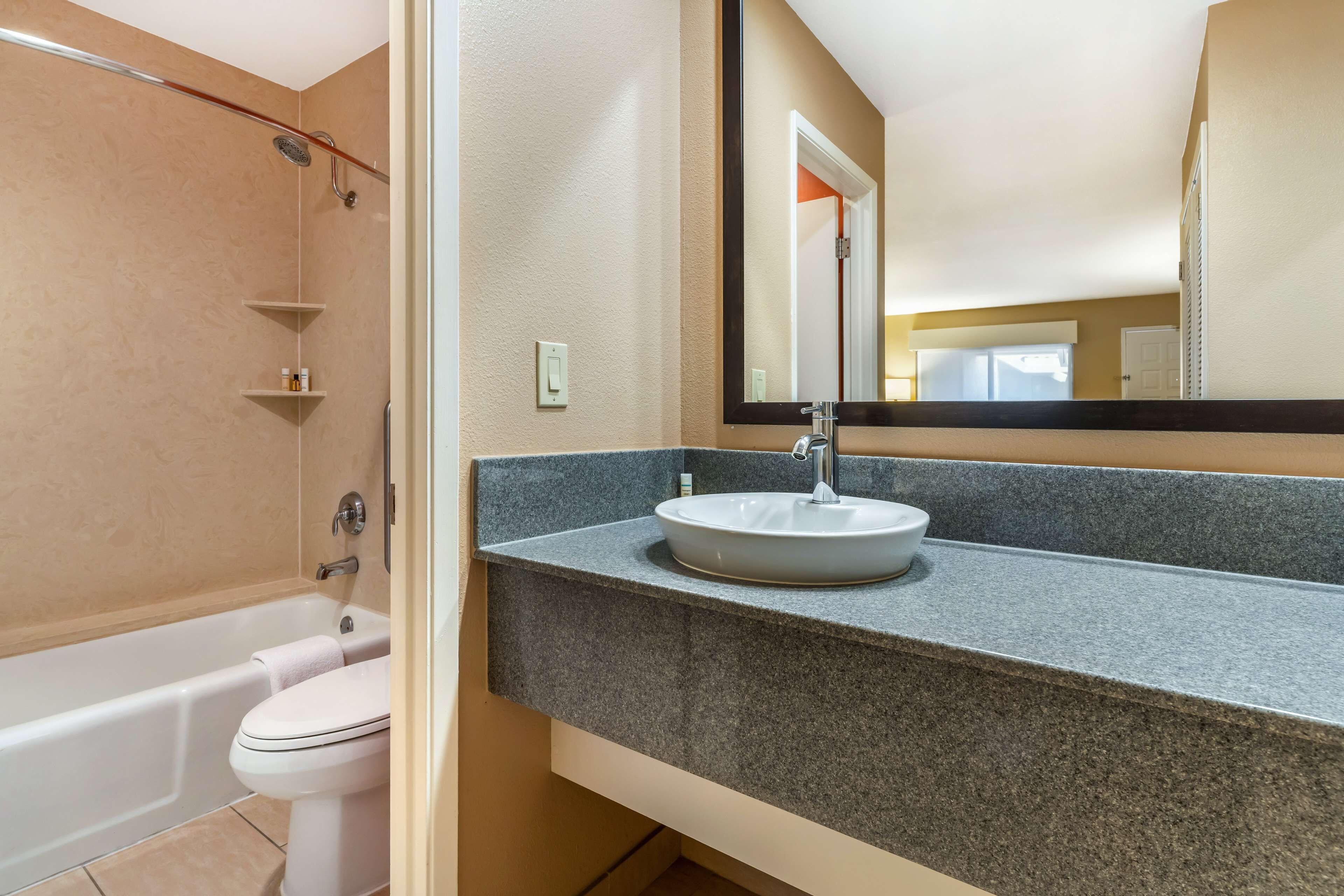 combined shower/bathtub, eco-friendly toiletries, hair dryer, towels