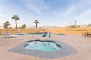 Una piscina al aire libre (de 10:00 a 23:00), tumbonas