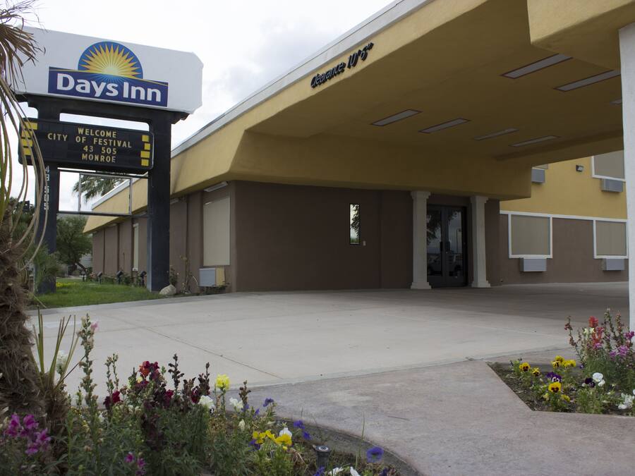 A Days Inn sign with a welcome message and a clearance sign above the entrance.