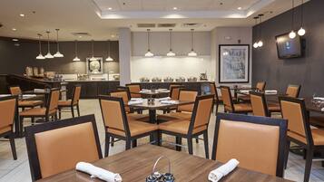 Frokost og middag serveres