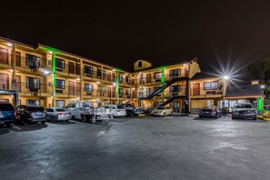 Fassade der Unterkunft – Abend/Nacht