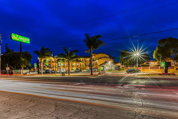 Front of property - evening/night - Quality Inn Salinas City Center Area (Salinas)