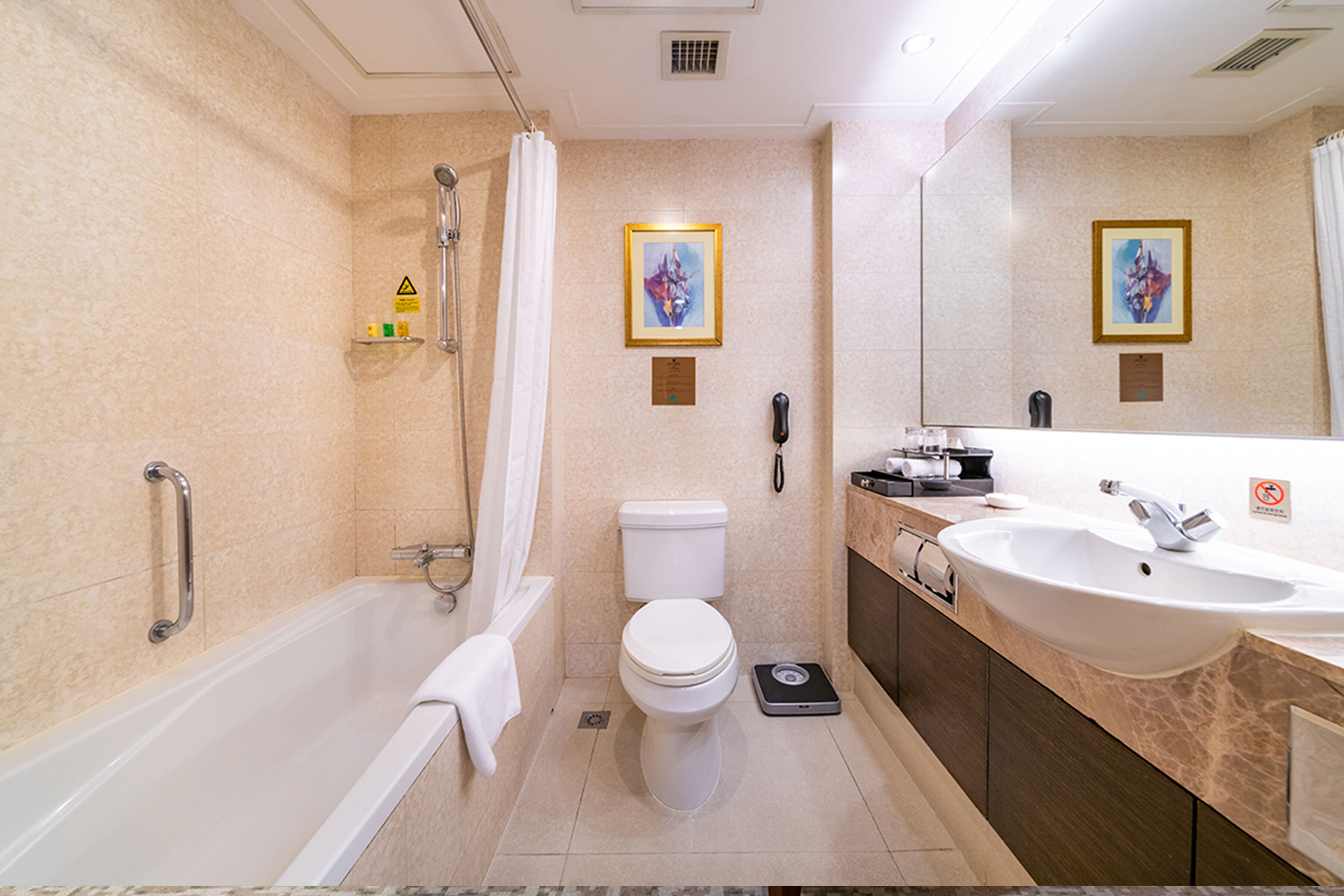 Une salle de bain moderne équipée d ’une baignoire, de toilettes et de deux lavabos.