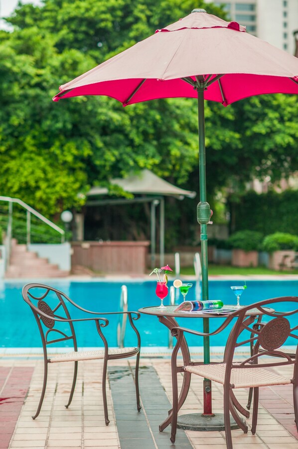 Seasonal outdoor pool, pool umbrellas