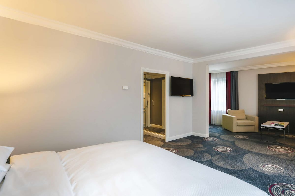 Hypo-allergenic bedding, in-room safe, desk, laptop workspace