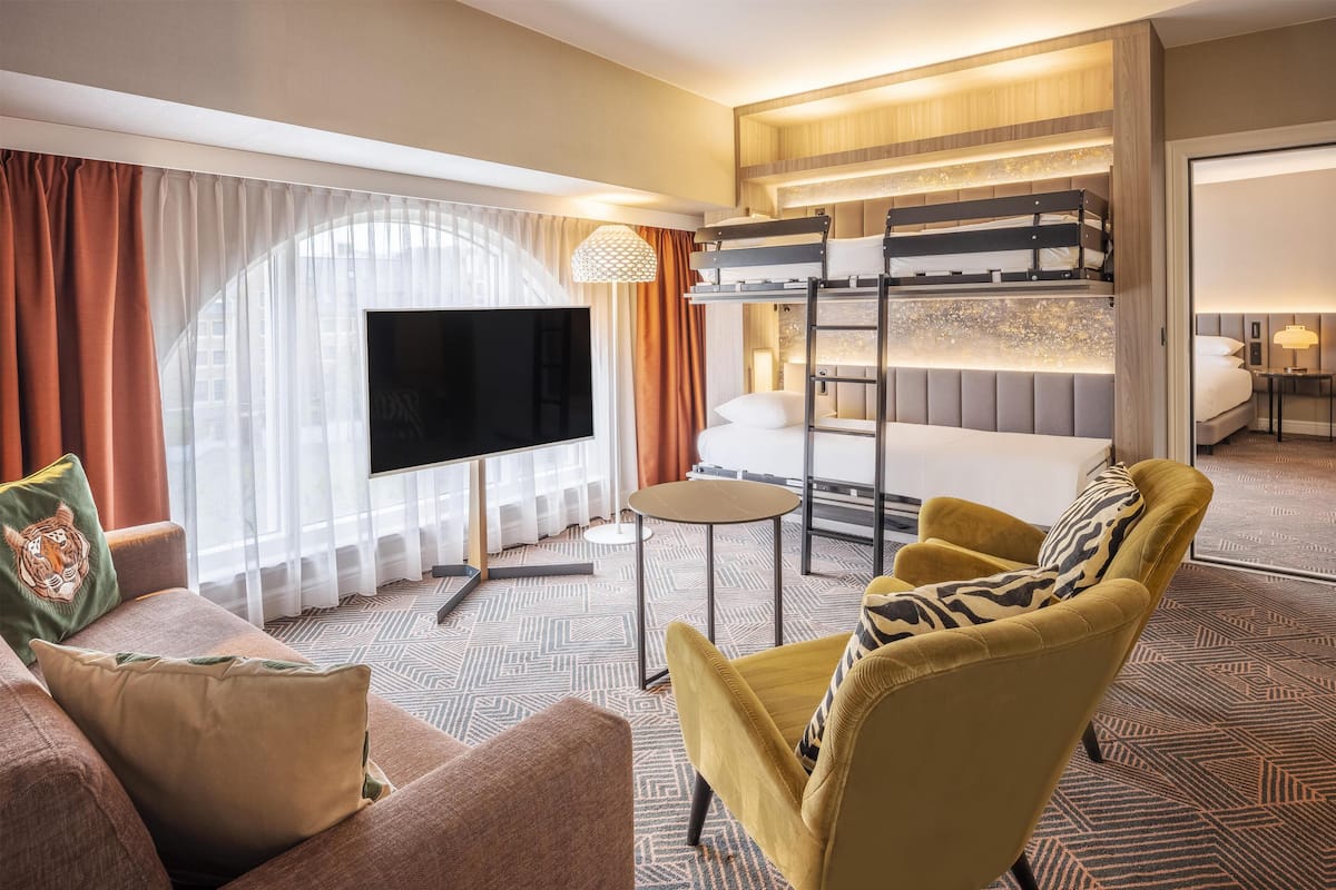 Taulutelevisio, maksullisia elokuvia, MP3-telakointiasema