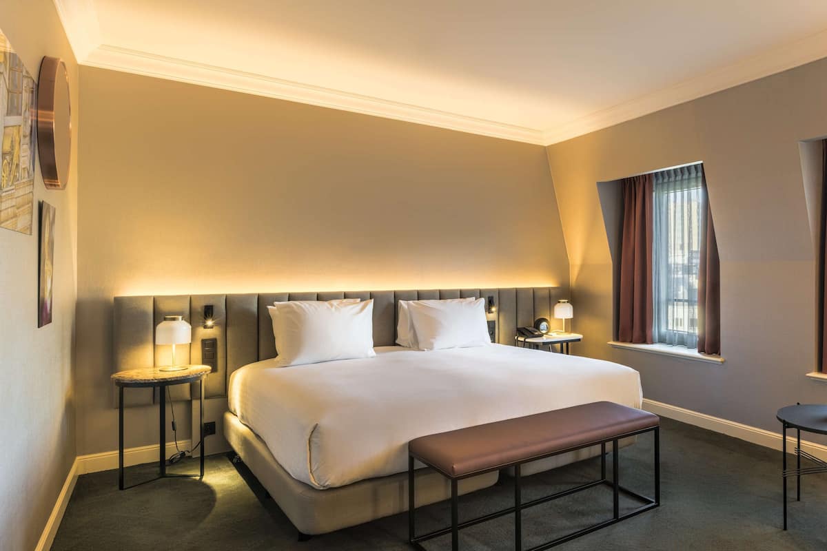 Hypo-allergenic bedding, in-room safe, desk, laptop workspace