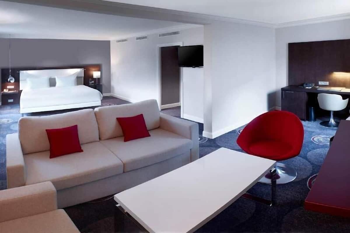 Hypo-allergenic bedding, in-room safe, desk, laptop workspace