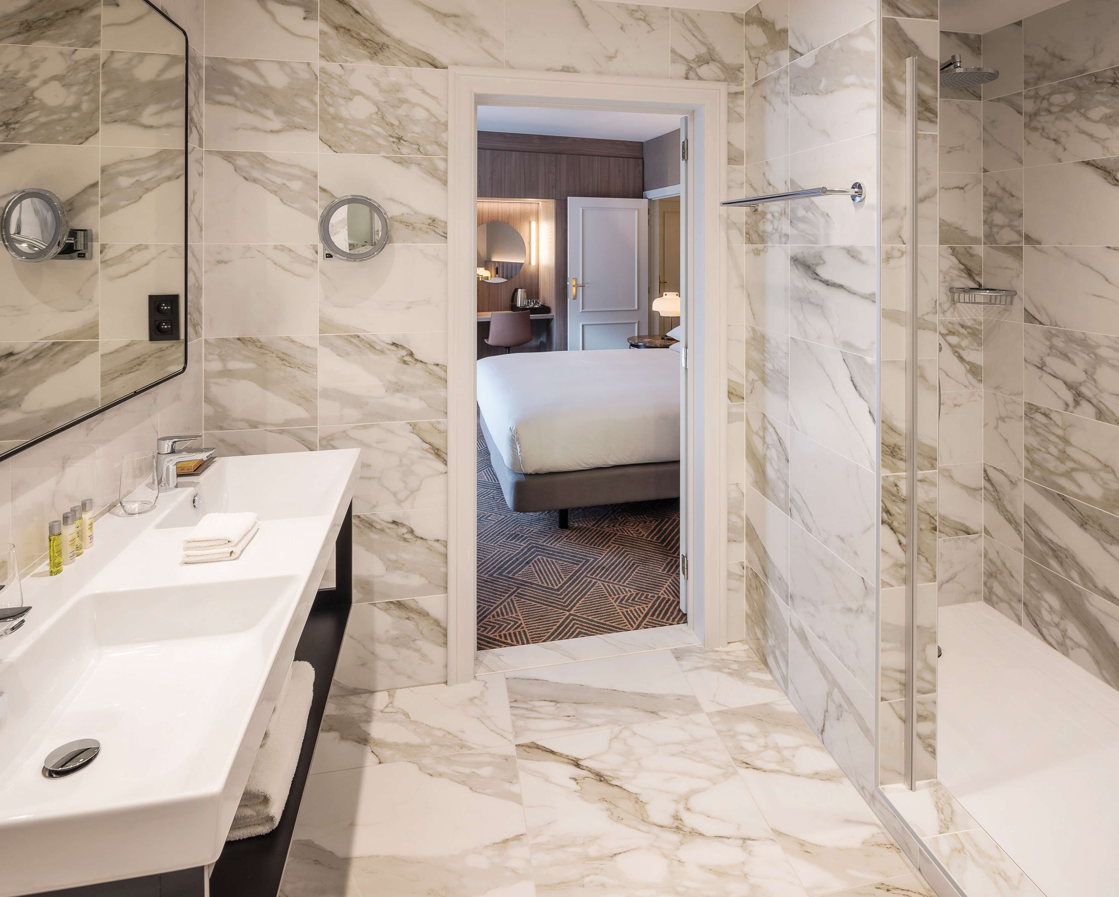 family suite, 1 king bed | bathroom shower