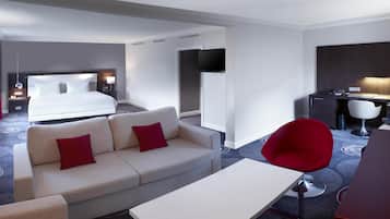 Family Room, 1 King Bed with Sofa bed | Hypo-allergenic bedding available, in-room safe, desk, laptop workspace