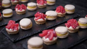 Macarons dispuestos sobre una tabla de pizarra.