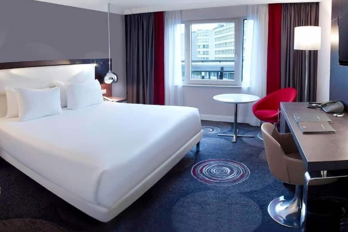 Hypo-allergenic bedding, in-room safe, desk, laptop workspace