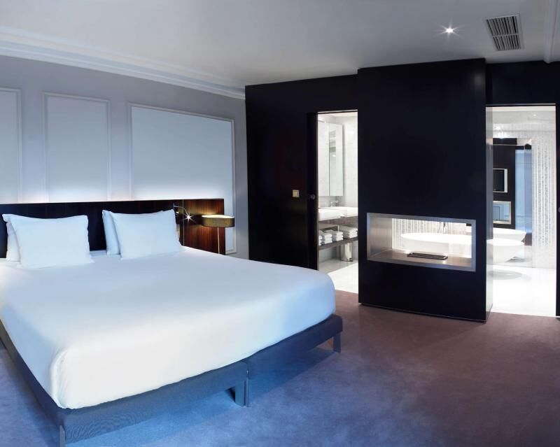 Hypo-allergenic bedding, in-room safe, desk, laptop workspace