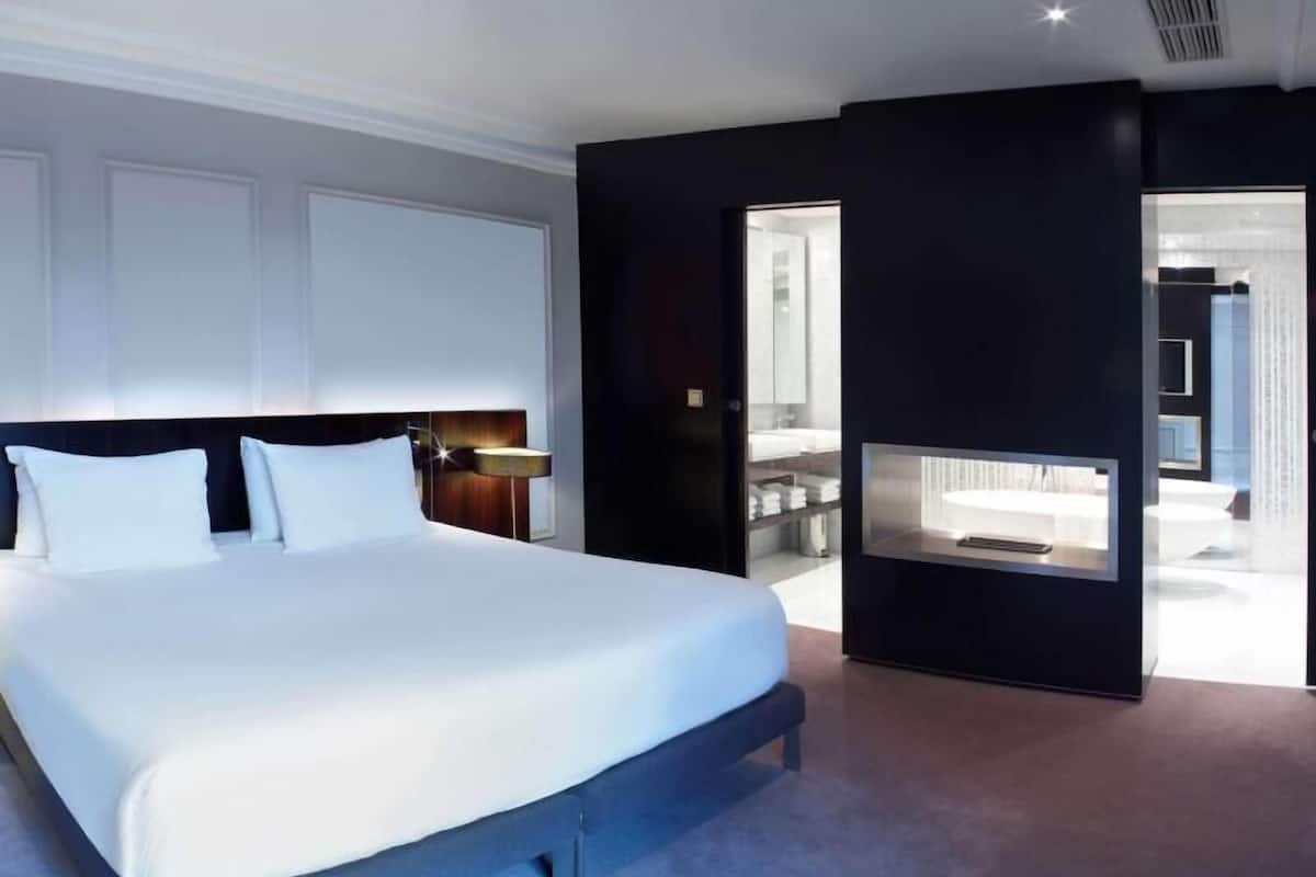 Hypo-allergenic bedding, in-room safe, desk, laptop workspace