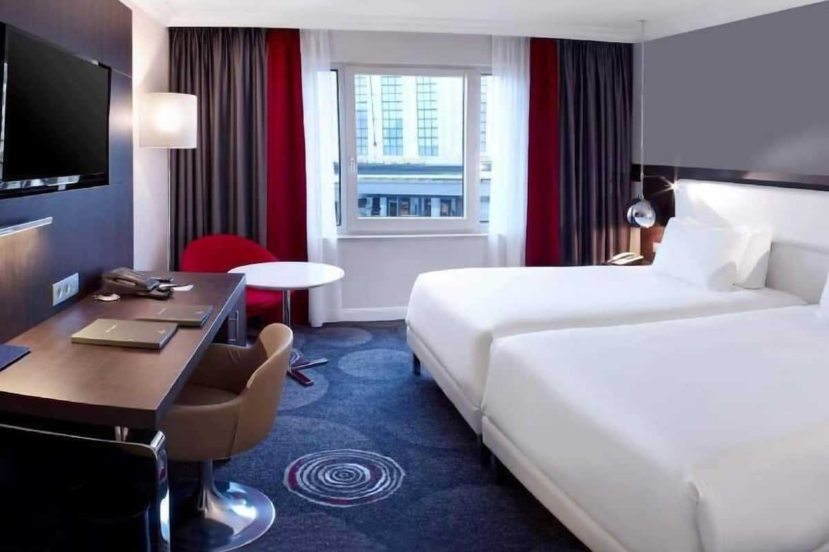 Hypo-allergenic bedding, in-room safe, desk, laptop workspace