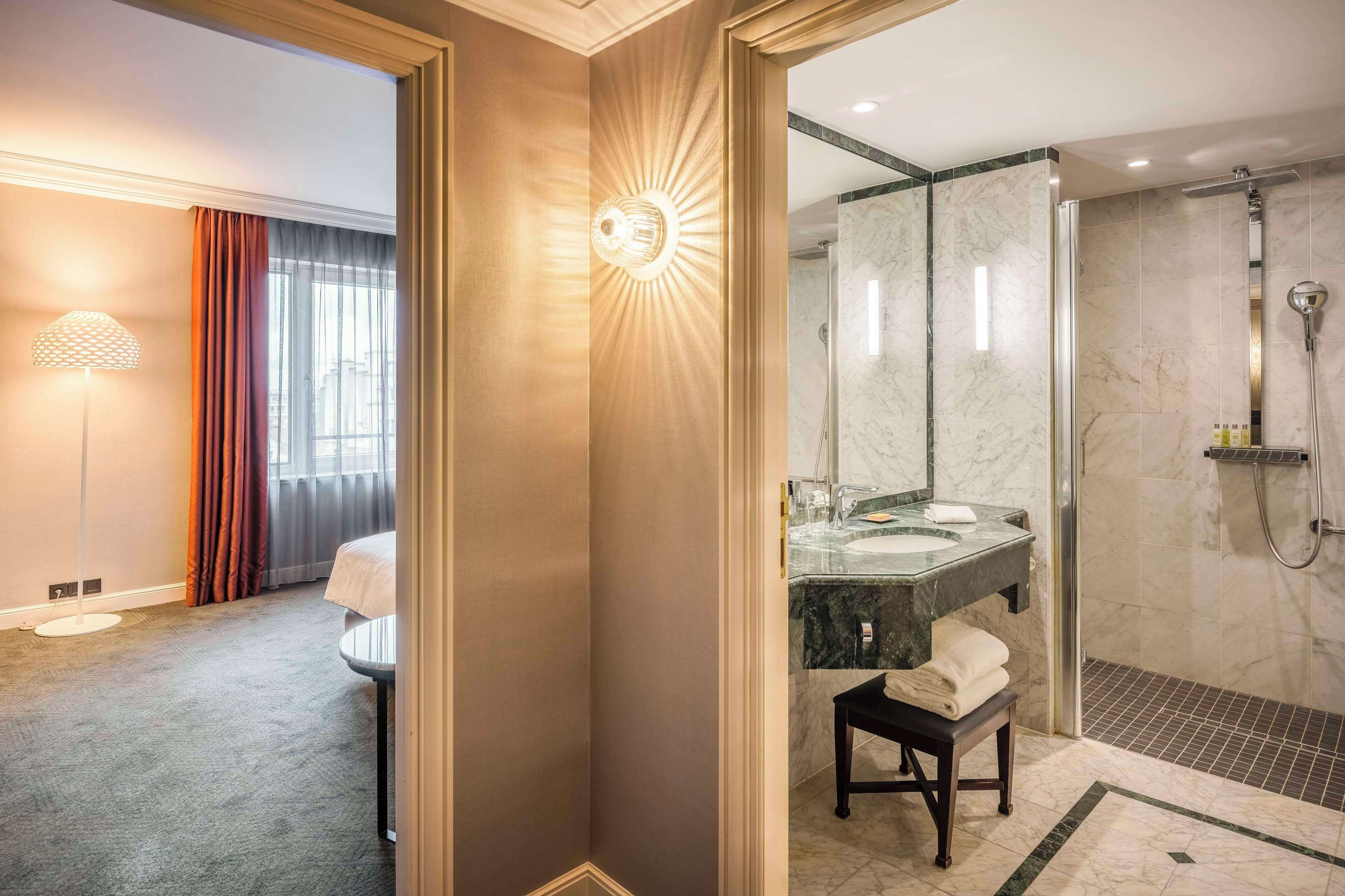 room, 1 king bed, accessible | bathroom shower