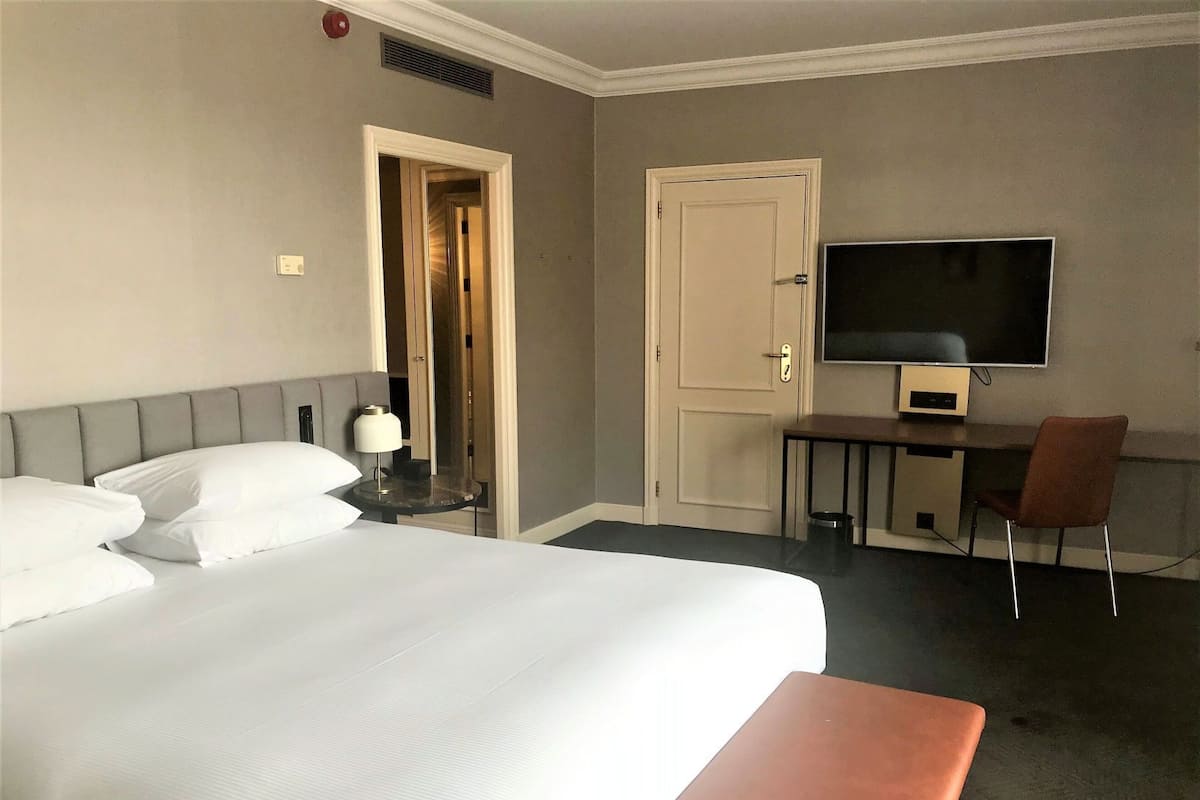 Hypo-allergenic bedding, in-room safe, desk, laptop workspace