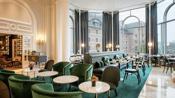 Lunch and dinner served, international cuisine